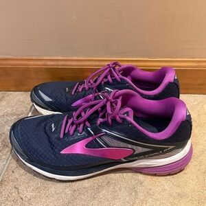 Brooks Ravenna 8 Sneakers in Black & Purple, Size 10 - very good condition